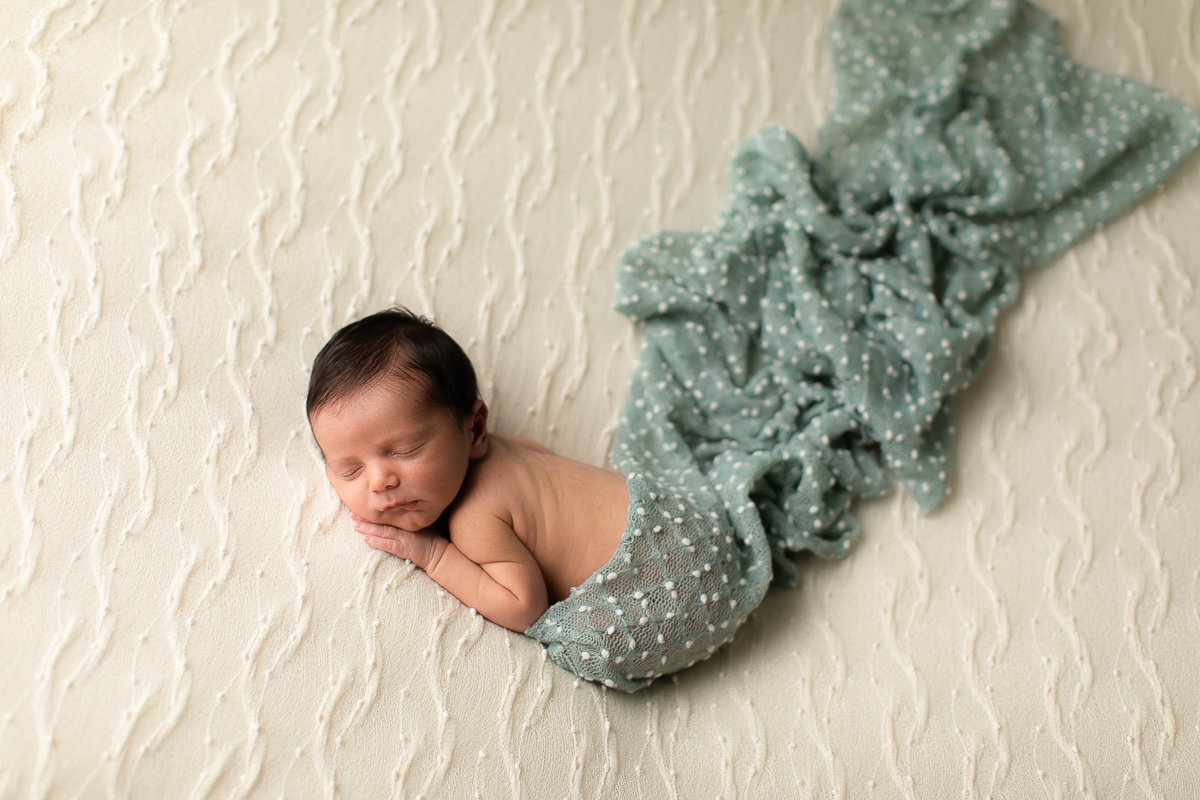 Ensaio Newborn do Theo feito no estúdio Gustavo Sousa fotografia em Curitiba. Manta Bege, wrap pipoca. Produção feita pensado no quartinho dede. Natural e clean. Clique de longe