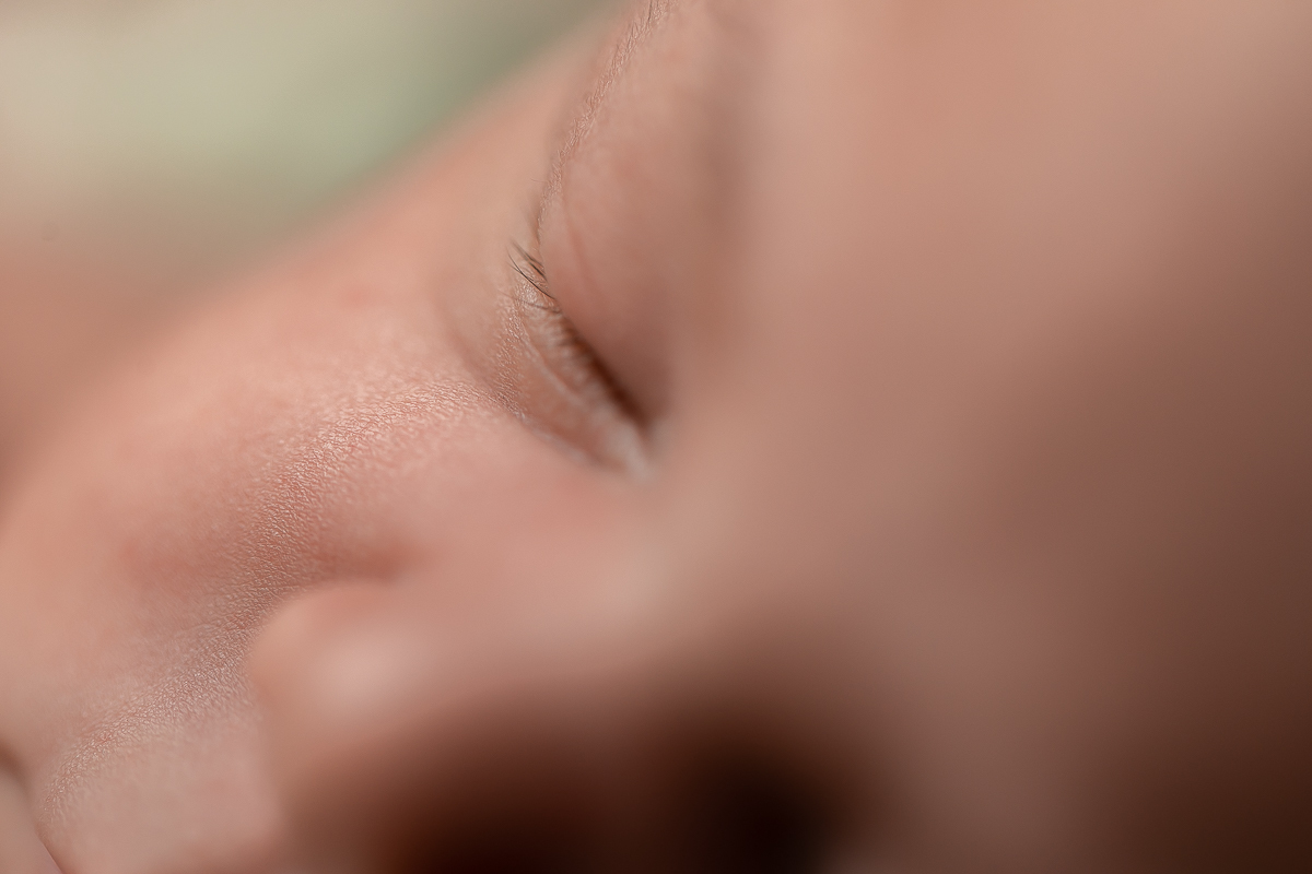 Ensaio Newborn da Maitê feita no estúdio Gustavo Sousa fotografia em Curitiba.  Foto feita cheia de amor, segurança e carinho. Produção simples e Clean feita pensado nela, no quartinho e nos papais. Detalhe no olhos.