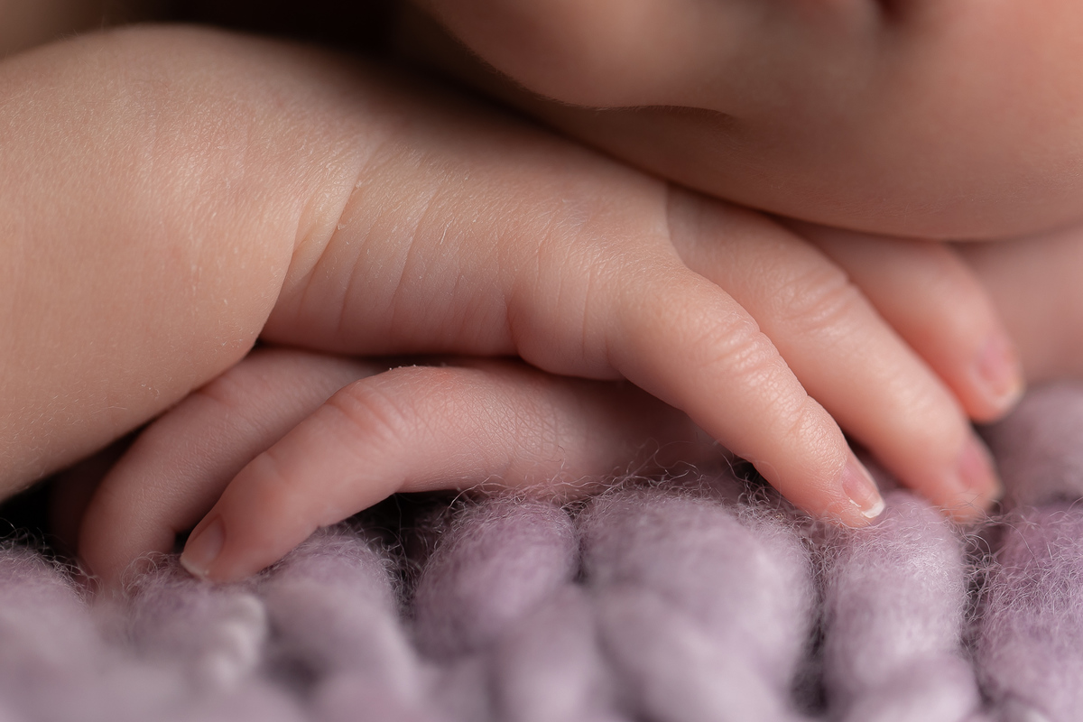 Ensaio newborn gustavo sousa fotografia em curitiba. Produção clean. detalhe mão