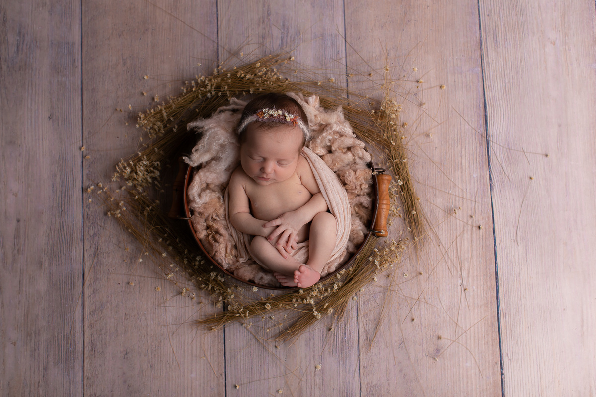 Ensaio newborn gustavo sousa fotografia em curitiba. Produção clean. prop de madeira