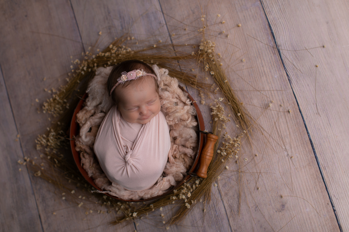 Ensaio newborn gustavo sousa fotografia em curitiba. Produção clean. prop de madeira