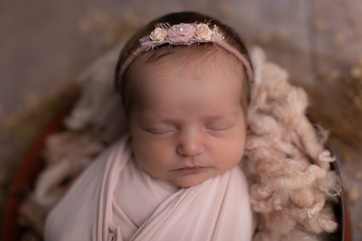 Ensaio newborn gustavo sousa fotografia em curitiba. Produção clean. prop de madeira