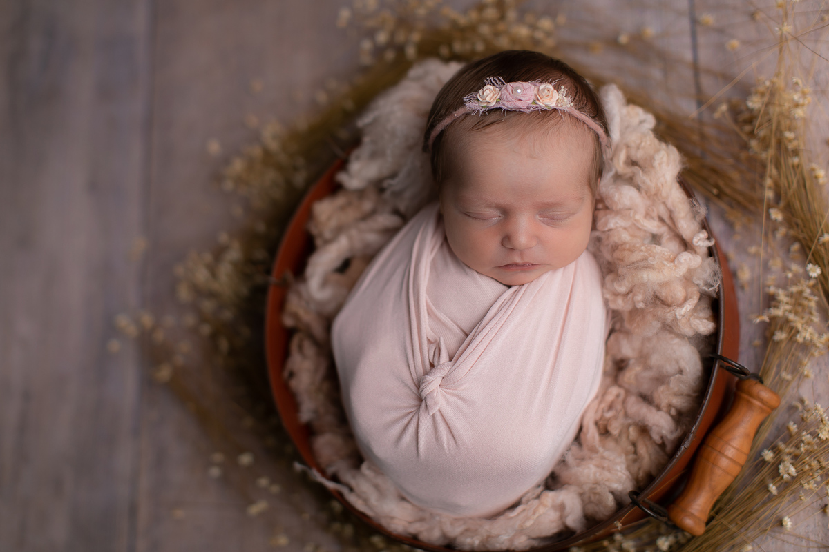 Ensaio newborn gustavo sousa fotografia em curitiba. Produção clean. prop de madeira
