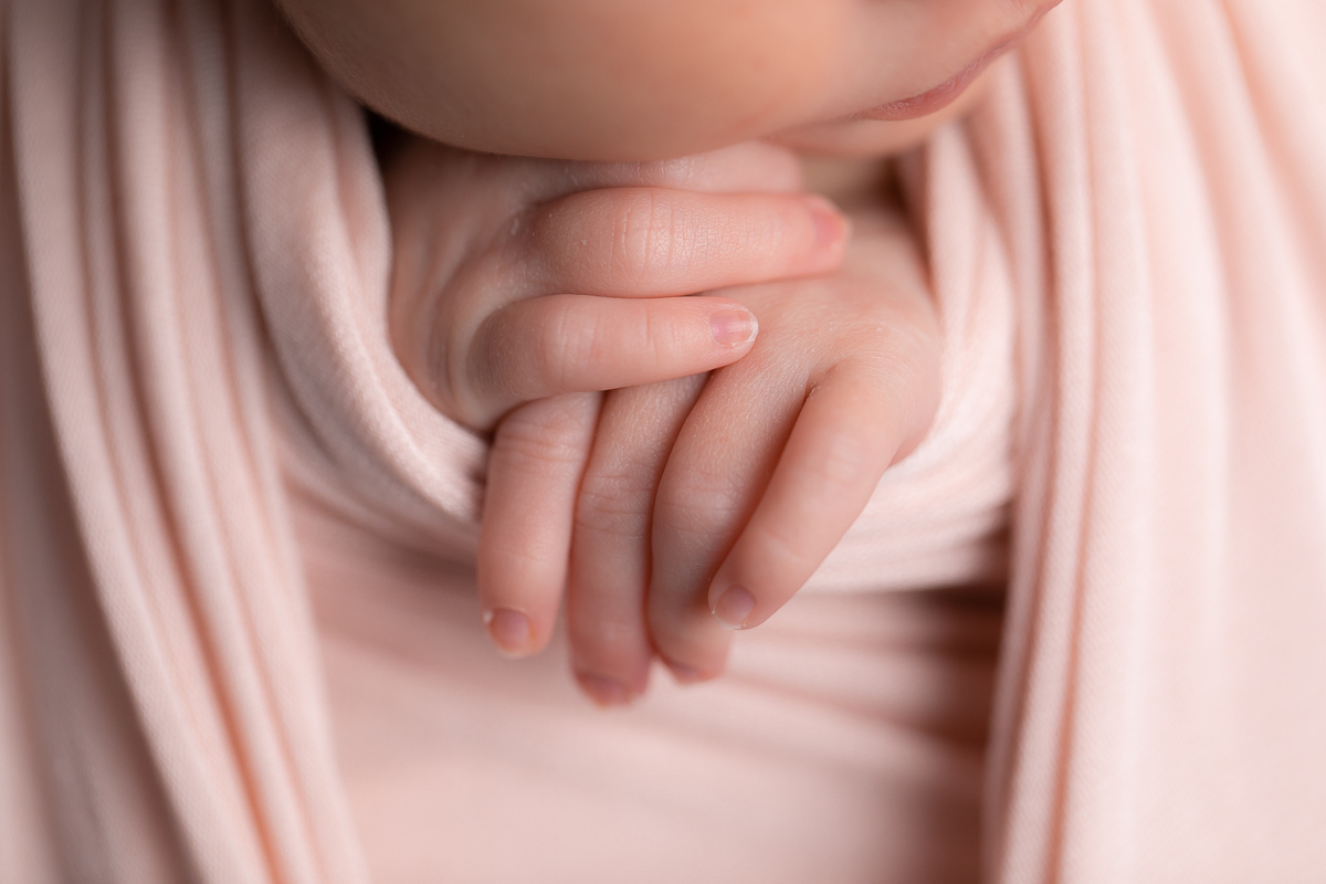 Ensaio newborn gustavo sousa fotografia em curitiba. Produção clean. detalhes mão