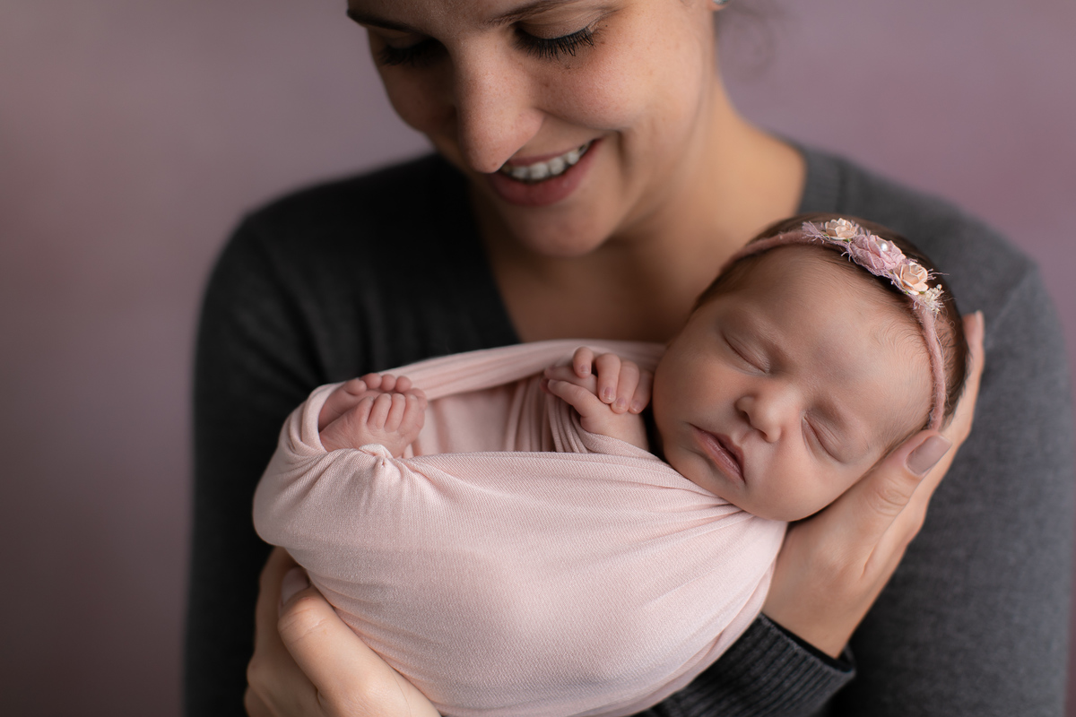 Ensaio newborn gustavo sousa fotografia em curitiba. Produção clean. Com a Mãe