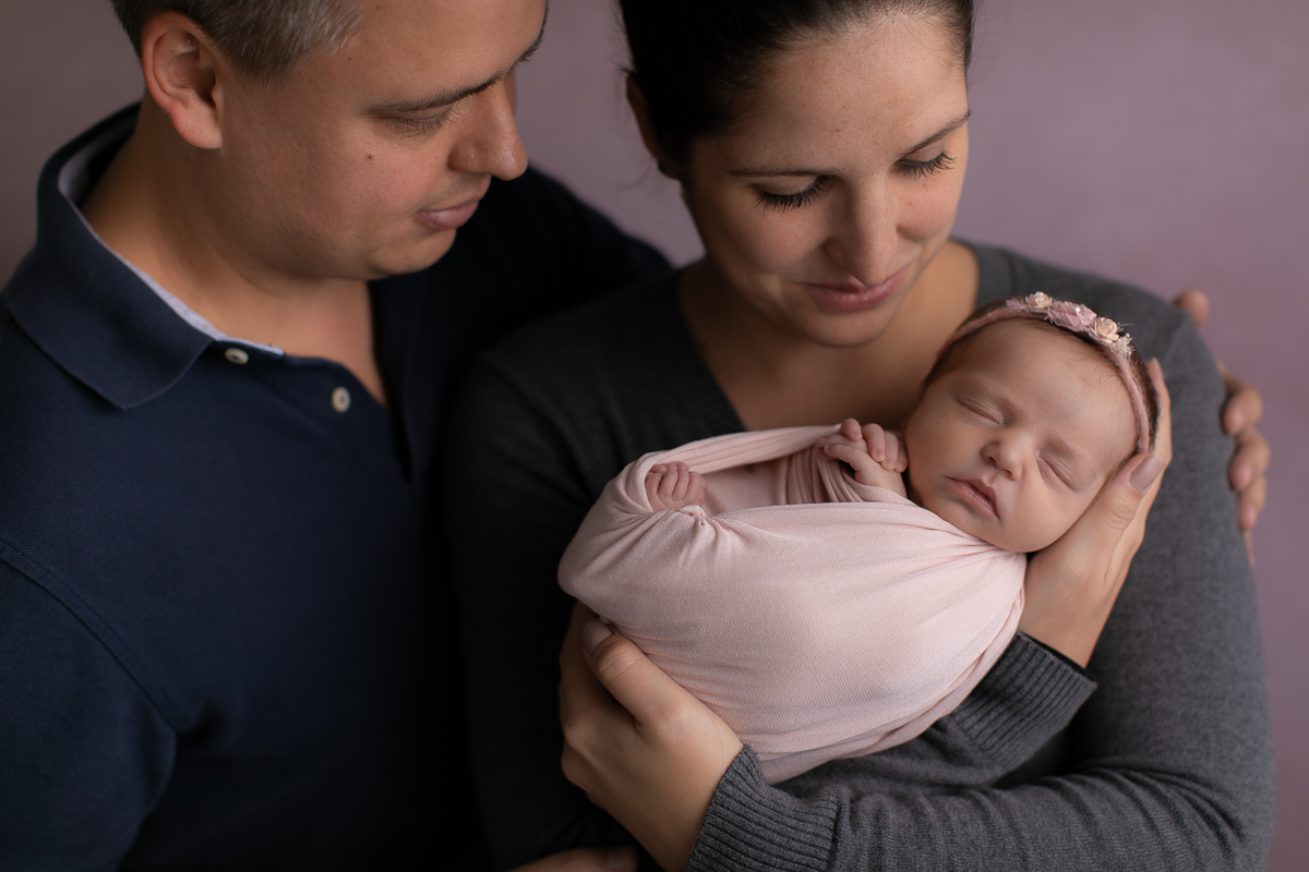 Ensaio newborn gustavo sousa fotografia em curitiba. Produção clean. Com o pai