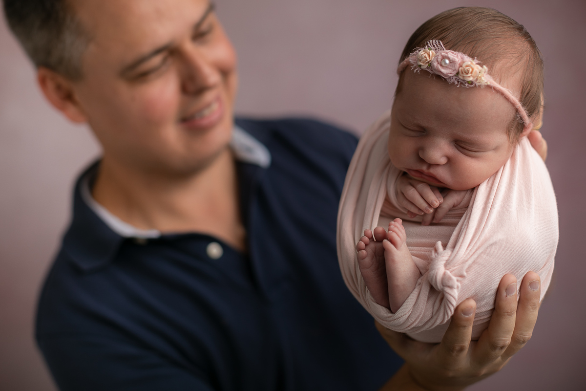 Ensaio newborn gustavo sousa fotografia em curitiba. Produção clean. detalhes mão
