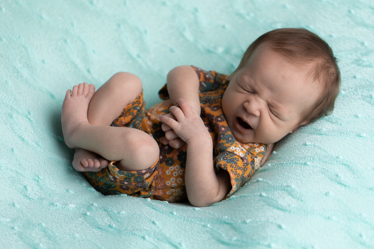 Ensaio newborn gustavo sousa fotografia em curitiba. Produção clean. Manta Verde.