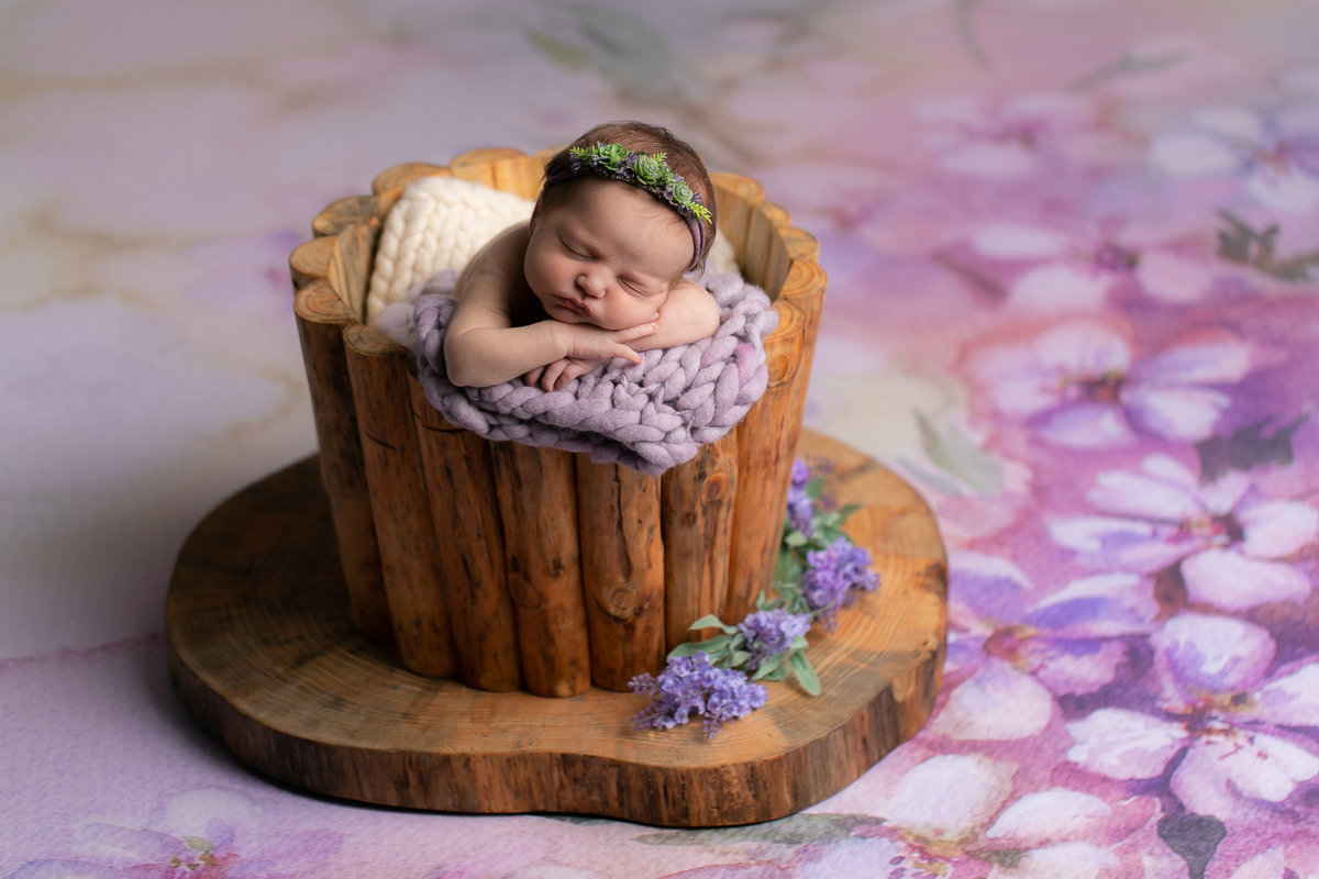 Ensaio newborn gustavo sousa fotografia em curitiba. Produção clean. prop de madeira