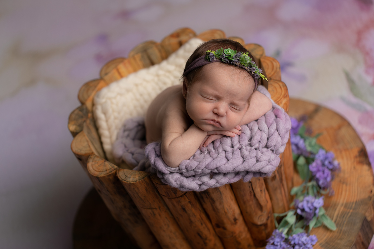 Ensaio newborn gustavo sousa fotografia em curitiba. Produção clean. prop de madeira