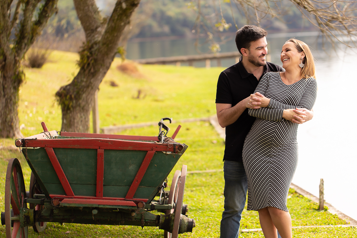 Ensaio Gestante feito por Gustavo Sousa em Curitiba. Vestido cinza e preto listrado