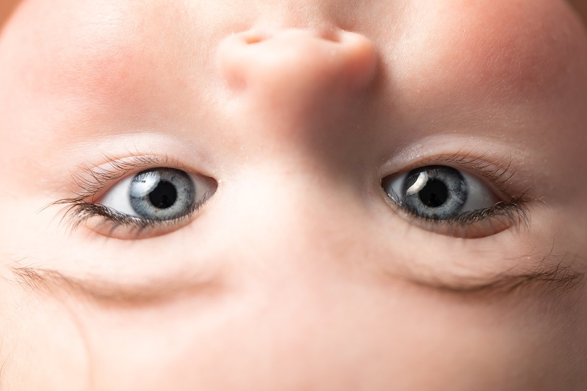 Gustavo Sousa Fotografia Curitiba. Bebê de olhos azuis com produção vintage.