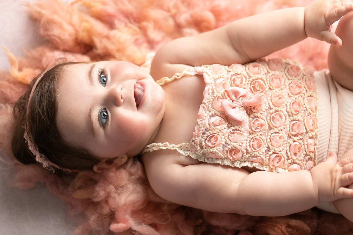 Gustavo Sousa Fotografia Curitiba. Bebê de olhos azuis com produção vintage.