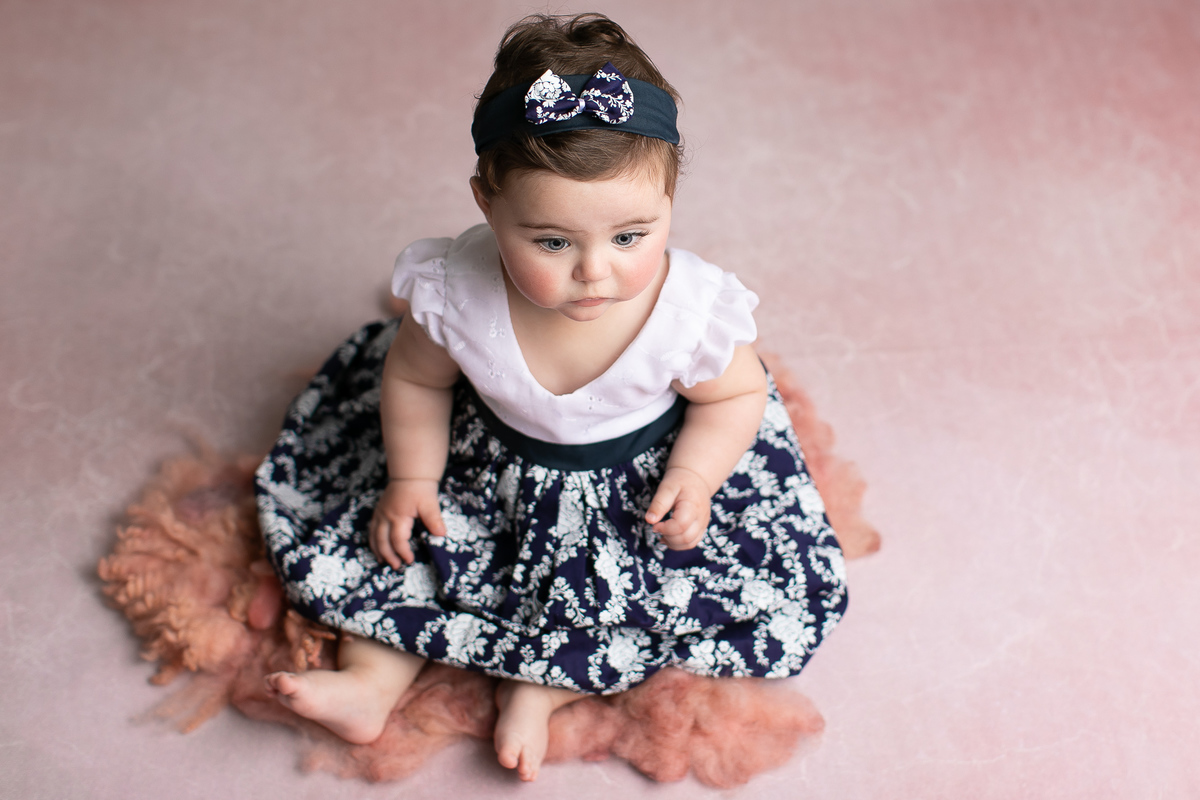 Gustavo Sousa Fotografia Curitiba. Bebê de olhos azuis com produção vintage.