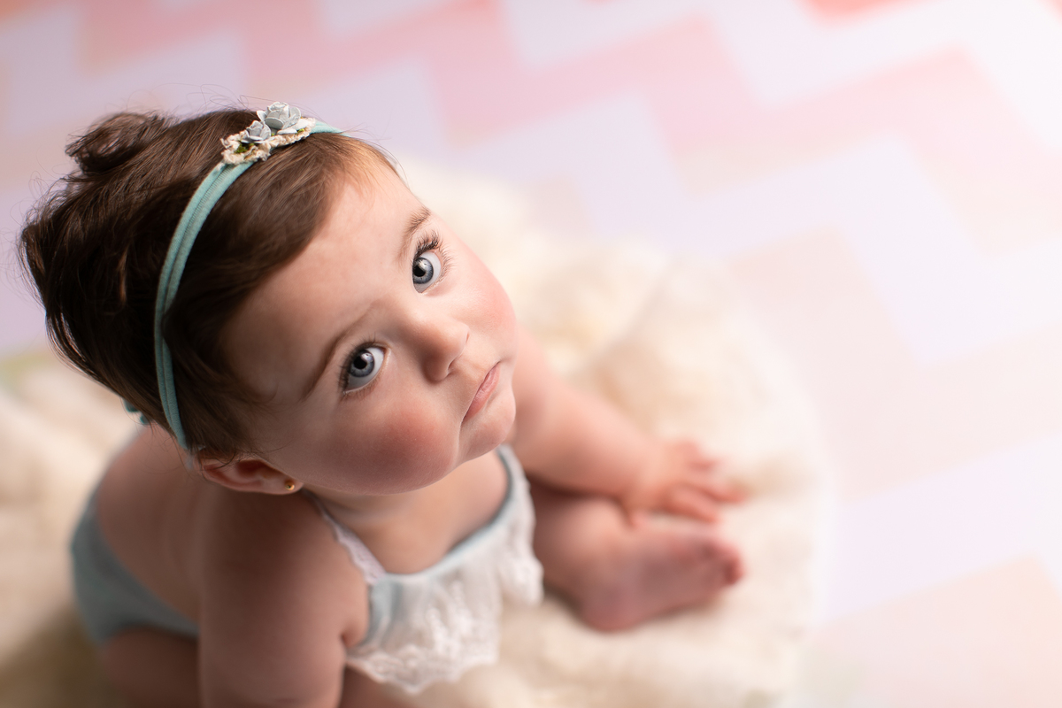 Gustavo Sousa Fotografia Curitiba. Bebê de olhos azuis com produção vintage. Contra Luz