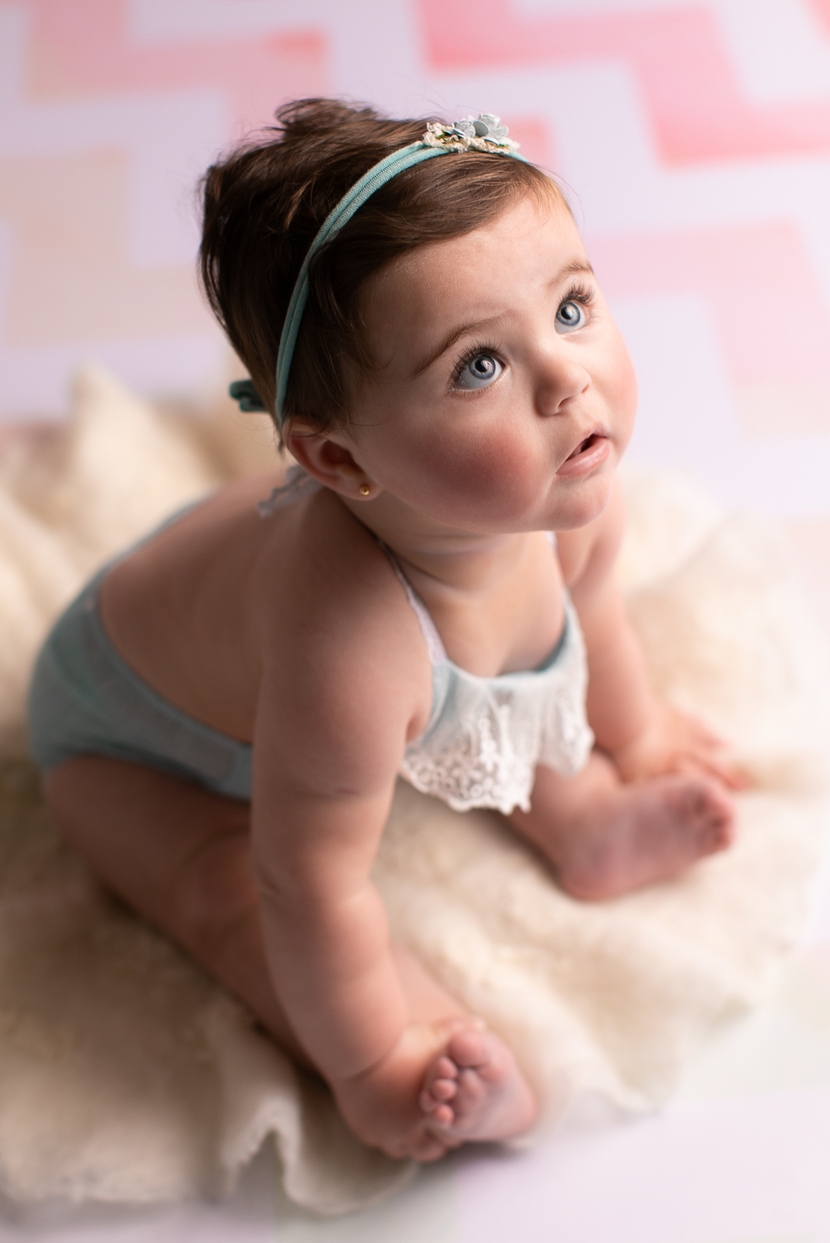 Gustavo Sousa Fotografia Curitiba. Bebê de olhos azuis com produção vintage.