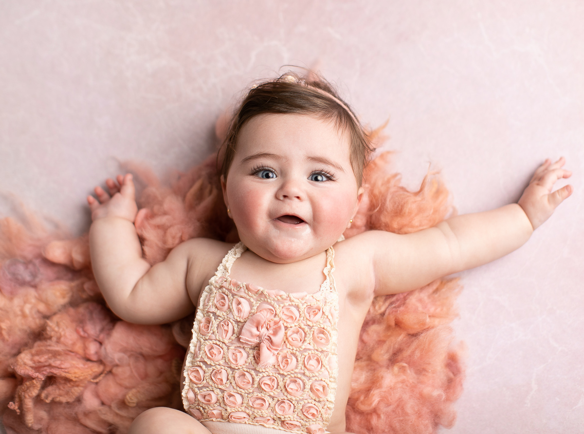 Gustavo Sousa Fotografia Curitiba. Bebê de olhos azuis com produção vintage.