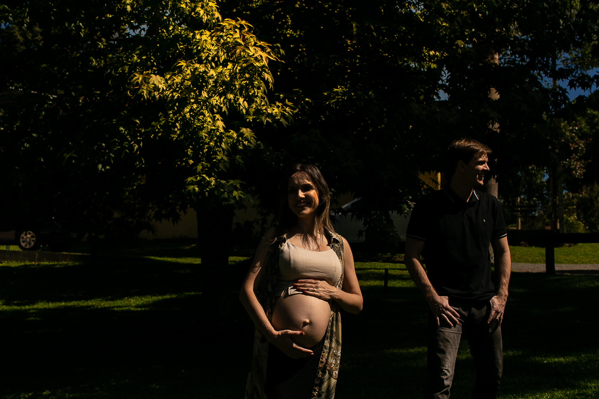 Gustavo Sousa fotografia em ensaio família e gestante na fazenda e haras perto de Curitiba. família brincando na grama deitados 