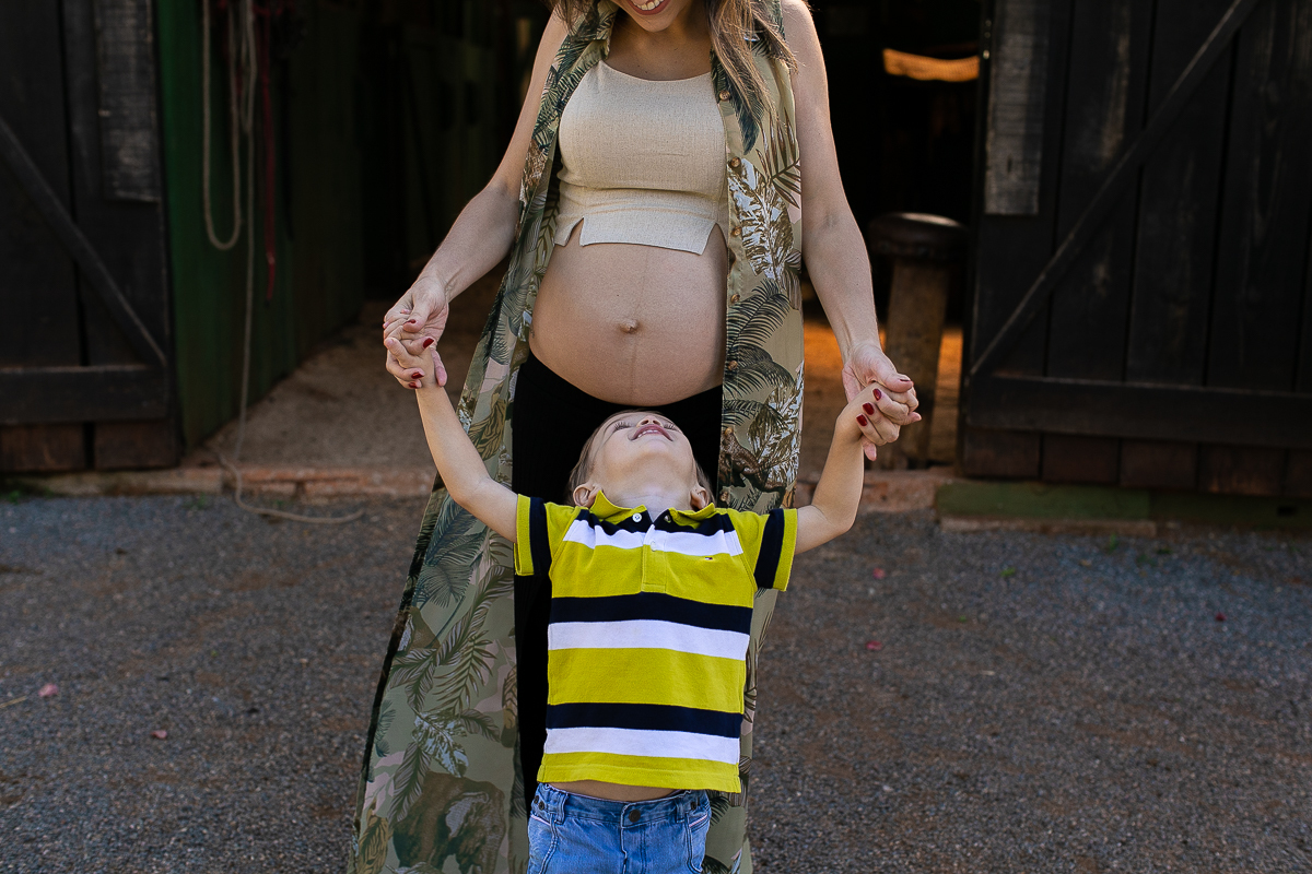 Gustavo Sousa fotografia em ensaio família e gestante na fazenda e haras perto de Curitiba. Brincando com fihlo