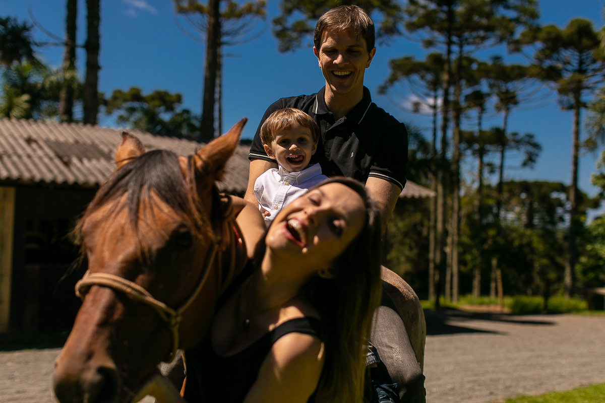 Gustavo Sousa fotografia em ensaio família e gestante na fazenda e haras perto de Curitiba. Brincando com o cavalo