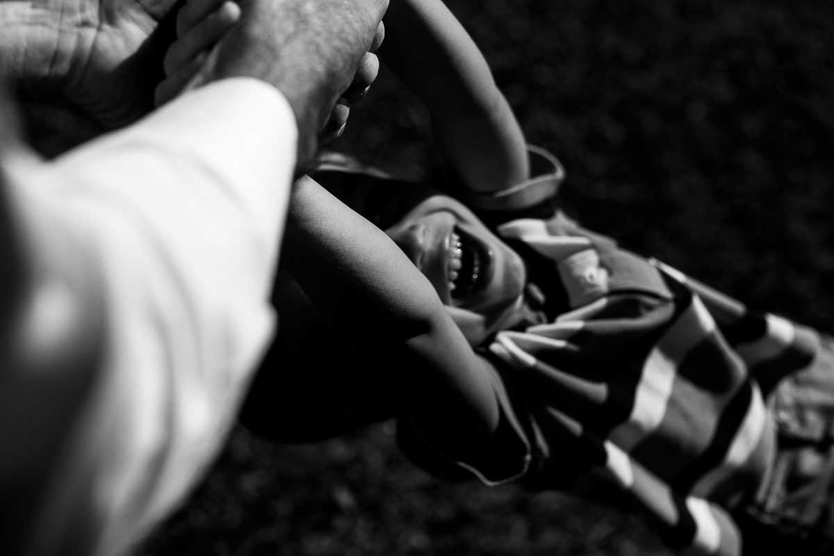 Gustavo Sousa fotografia em ensaio família e gestante na fazenda e haras perto de Curitiba. pai brincando com o filho. 