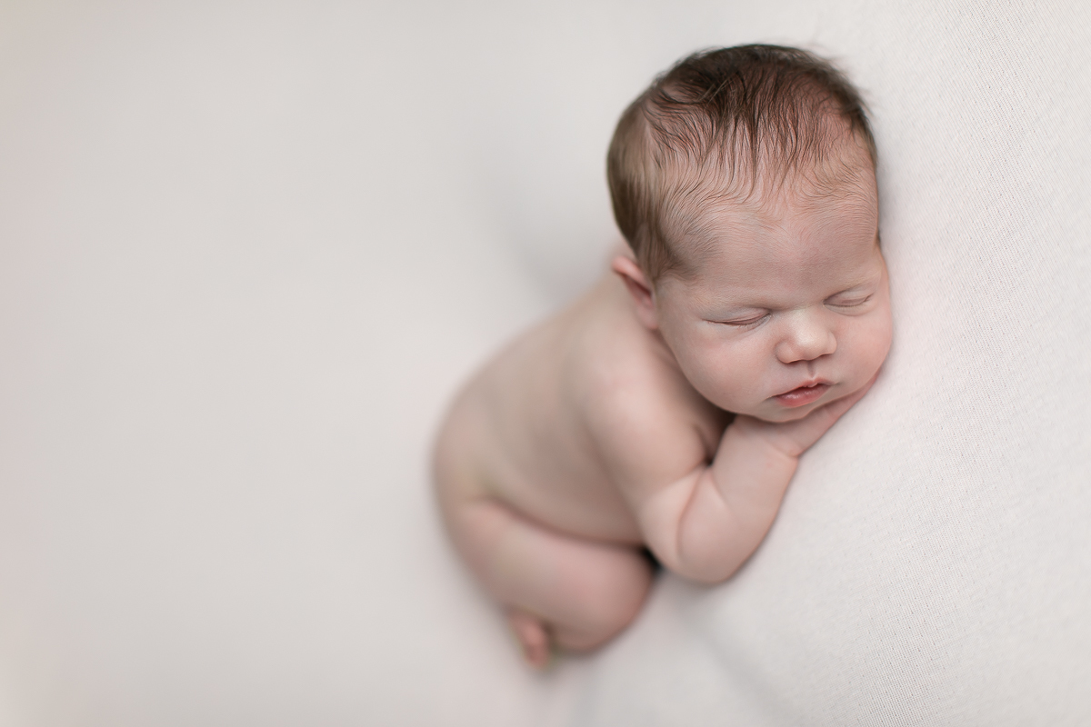 Ensaio newborn da sophia no estúdio gustavo sousa fotografia em curitiba produção simples e clean.  Bebê peladinho.