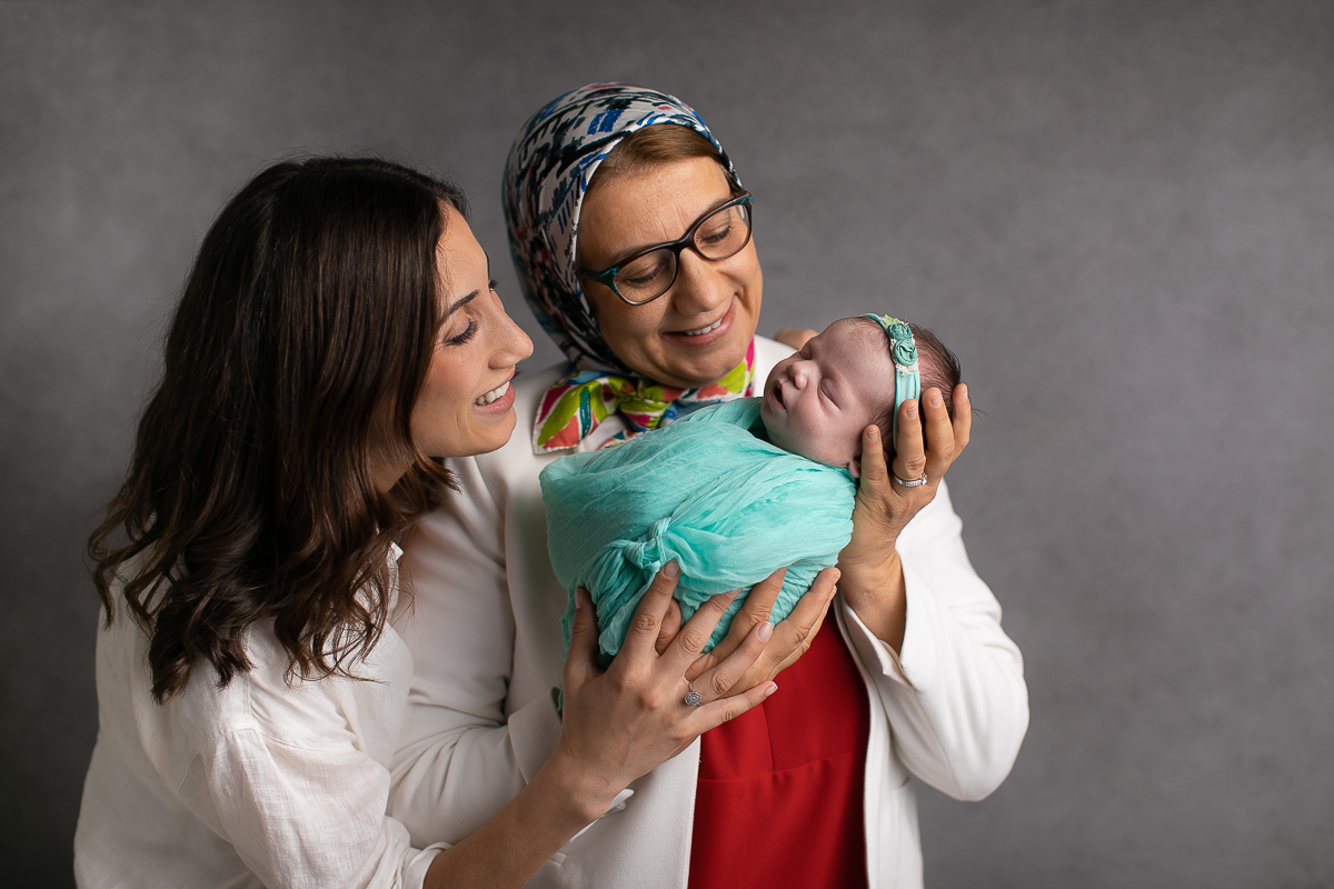 Ensaio newborn da sophia no estúdio gustavo sousa fotografia em curitiba produção simples e clean.  Foto com a vovó e com a mamãe. 
 Bebê enroladinho no wrap tecido com textura. 