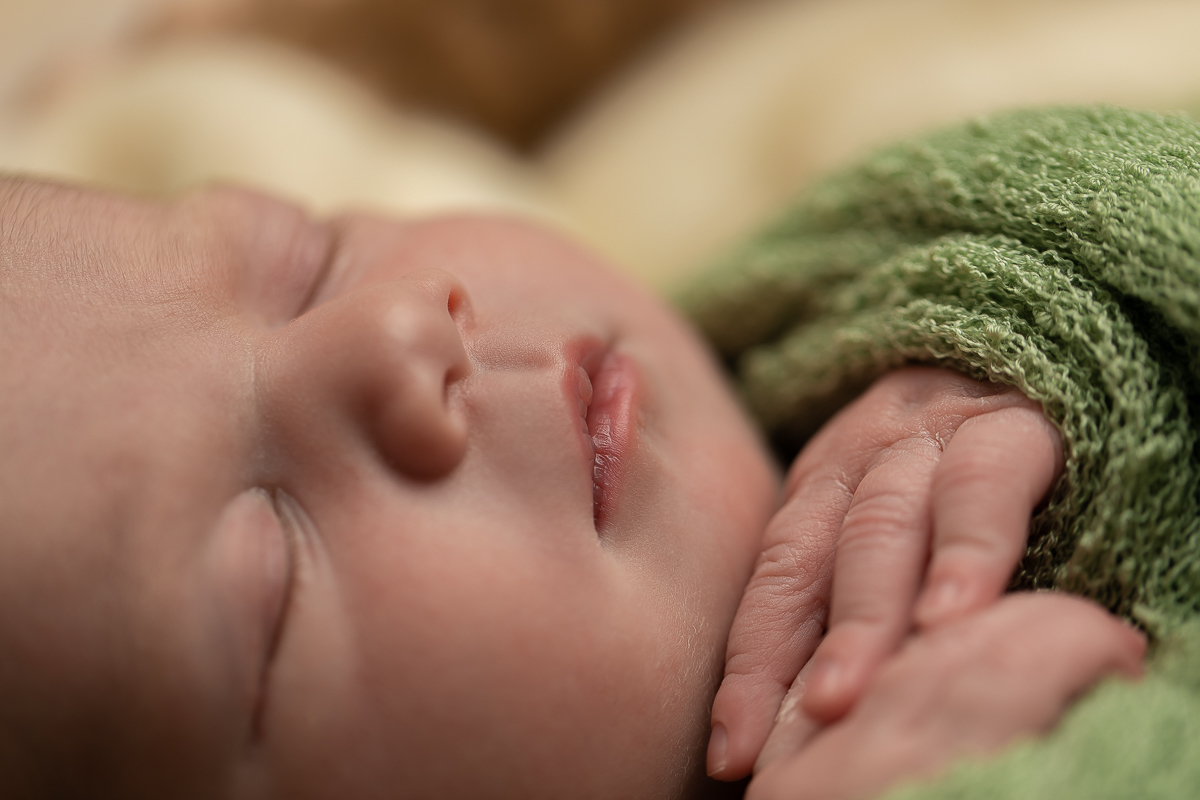 Ensaio newborn da sophia no estúdio gustavo sousa fotografia em curitiba produção simples e clean.  Cesto prop utilizado na produção com lã  merino. Mãos para fora do tecido wrap. 