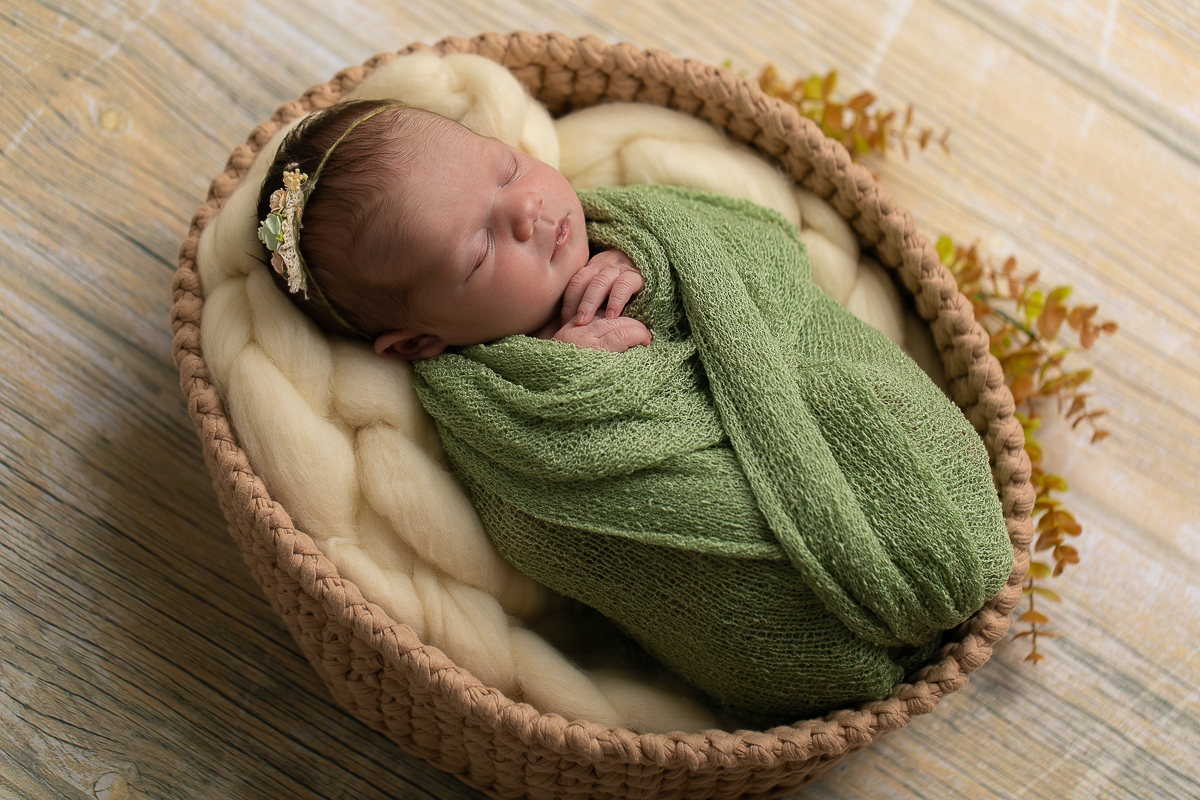 Ensaio newborn da sophia no estúdio gustavo sousa fotografia em curitiba produção simples e clean bebe dormindo enrolado em tecido wrap com a mão aparecendo, bebê dormindo. Cesto prop utilizado na produção com lã  merino e headband tiarinha de cabelo. 
