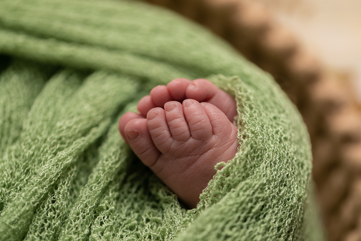 Ensaio newborn da sophia no estúdio gustavo sousa fotografia em curitiba produção simples e clean.  Cesto prop utilizado na produção com lã  merino pezinhos para fora para fora do tecido wrap. 