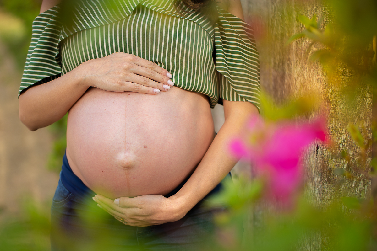 ensaio e book gestante feita por Gustavo Sousa fotografia em Curitiba. . Foto da barriga.