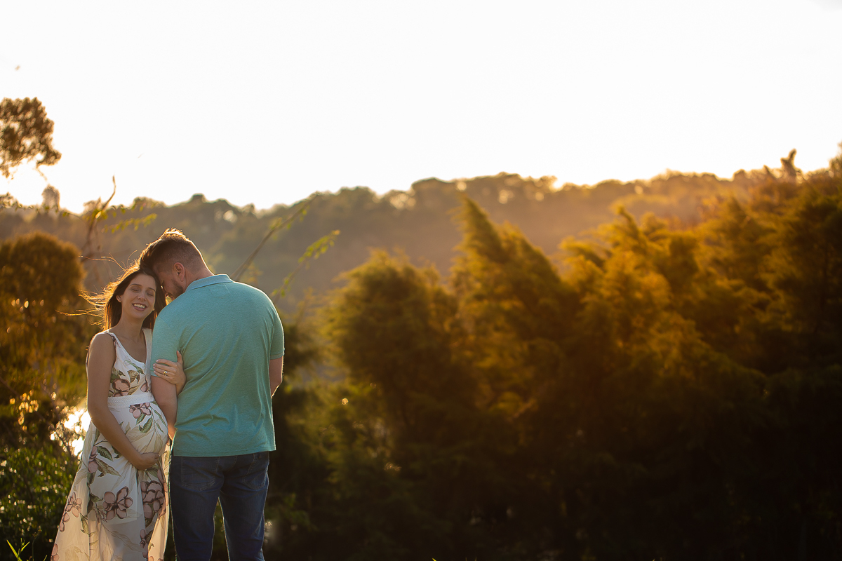 ensaio e book gestante feita por Gustavo Sousa fotografia em Curitiba. Casal Juntos fotografia ensaio gestante no por do sol feita pelo gustavo sousa. No Laggus Residencia Laggus.