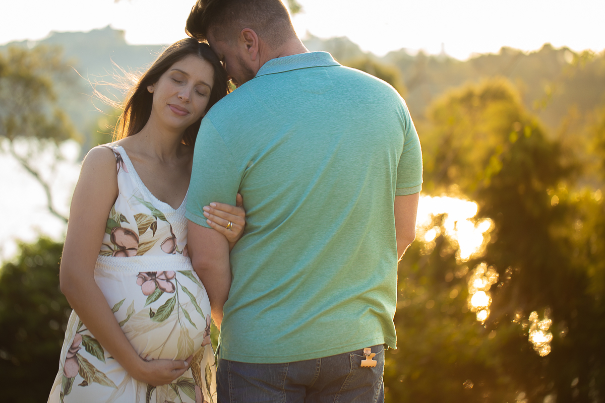 ensaio e book gestante feita por Gustavo Sousa fotografia em Curitiba. Casal Juntos fotografia ensaio gestante no por do sol feita pelo gustavo sousa. No Laggus Residencia Laggus.