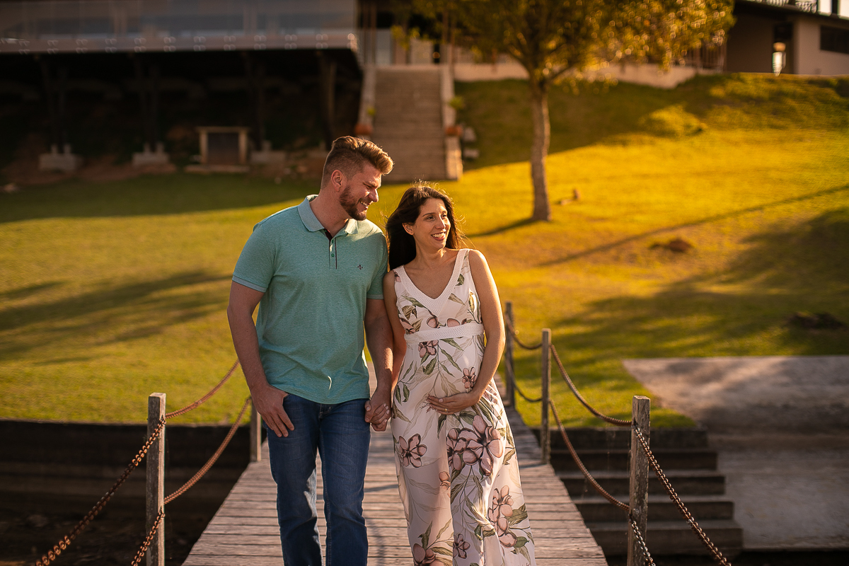 ensaio e book gestante feita por Gustavo Sousa fotografia em Curitiba. Casal Juntos no trapiche do lago