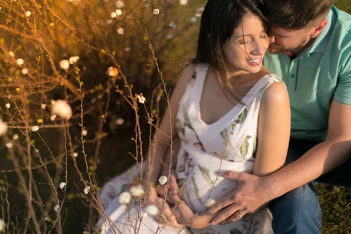 ensaio e book gestante feita por Gustavo Sousa fotografia em Curitiba. Casal Juntos no campo