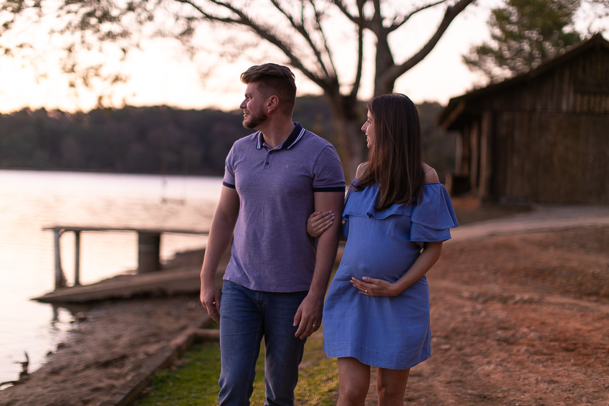 ensaio e book gestante feita por Gustavo Sousa fotografia em Curitiba. Casal Juntos no trapiche do lago
