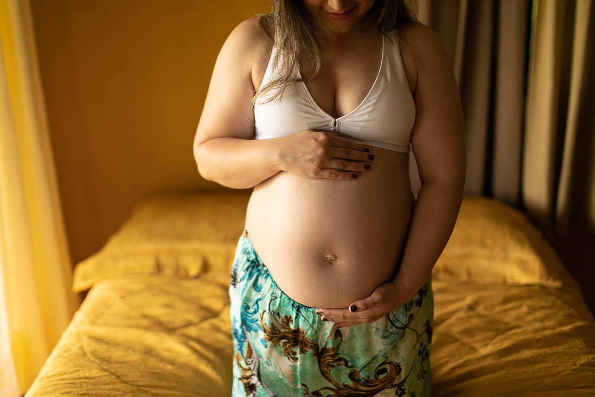 gustavo sousa fotografa na chácara Mangala em Curitiba. Fotos espontâneas. Ensaio gestante e família.  gestante e barriga