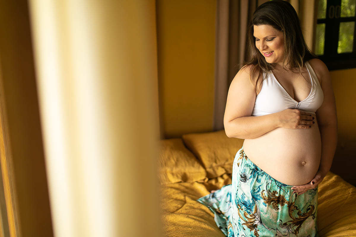 gustavo sousa fotografa na chácara Mangala em Curitiba. Fotos espontâneas. Ensaio gestante e família.  fotografia no quarto