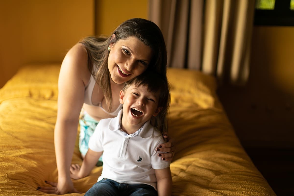 gustavo sousa fotografa na chácara Mangala em Curitiba. Fotos espontâneas. Ensaio gestante e família.  Mãe e filho brincam no quarto