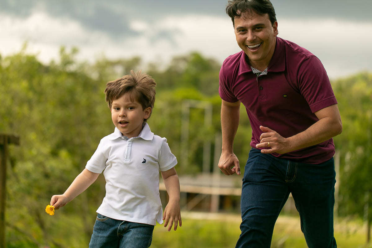 gustavo sousa fotografa na chácara Mangala em Curitiba. Fotos espontâneas. Ensaio gestante e família.  Pai e filho correndo