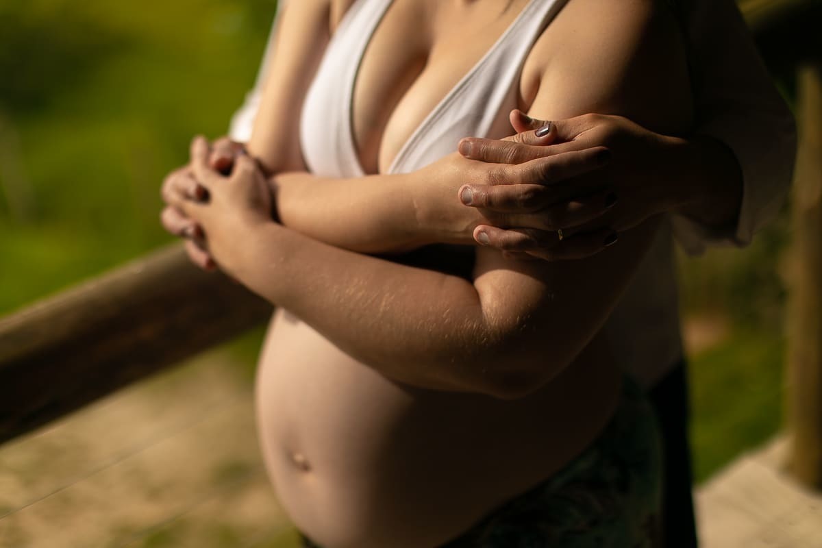 gustavo sousa fotografa na chácara Mangala em Curitiba. Fotos espontâneas. Ensaio gestante e família. 