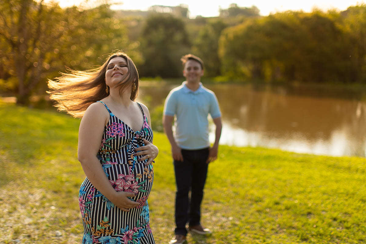 gustavo sousa fotografa na chácara Mangala em Curitiba. Fotos espontâneas. Ensaio gestante e família. 
