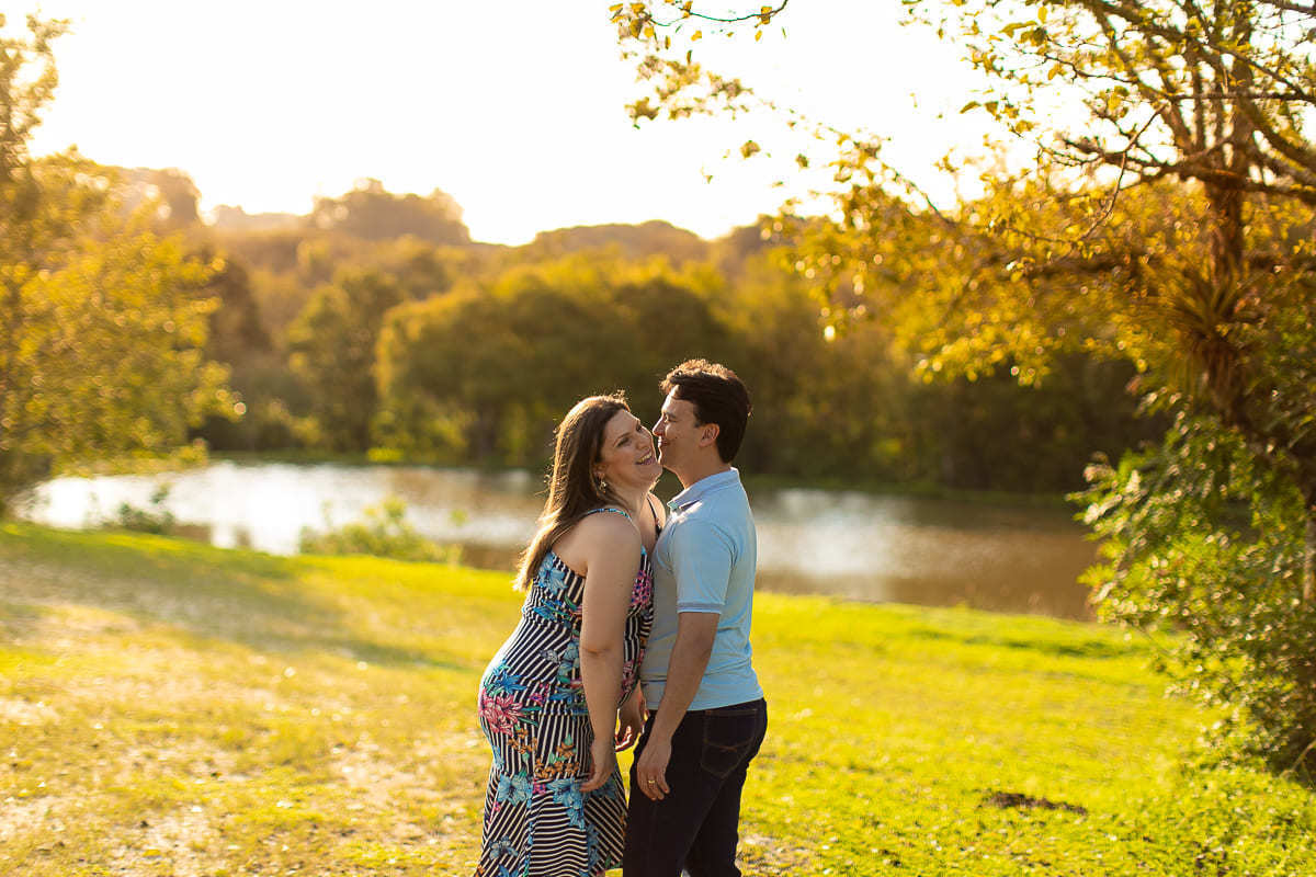 gustavo sousa fotografa na chácara Mangala em Curitiba. Fotos espontâneas. Ensaio gestante e família. 