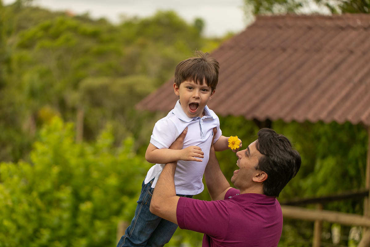 gustavo sousa fotografa na chácara Mangala em Curitiba. Fotos espontâneas. Ensaio gestante e família.  Pai brinca com filho