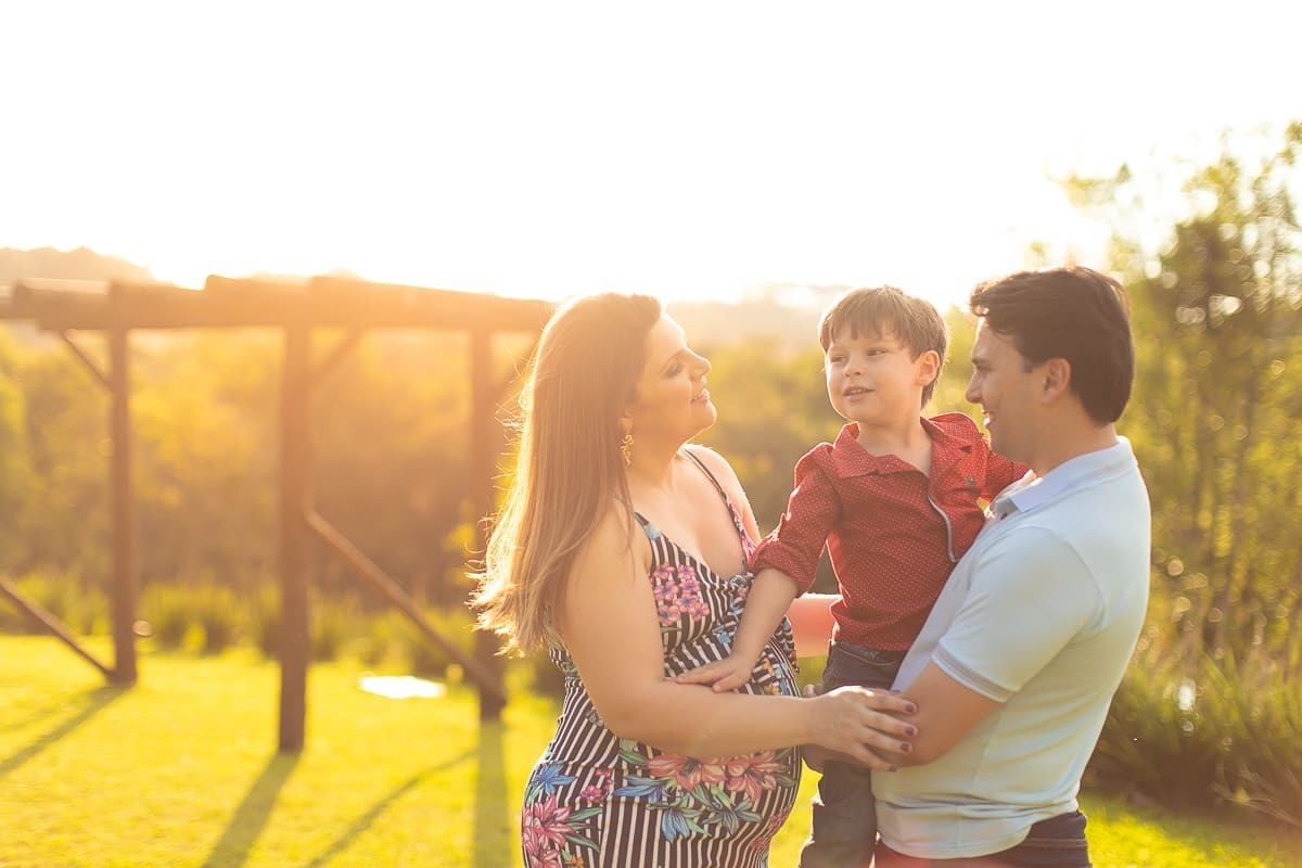 gustavo sousa fotografa na chácara Mangala em Curitiba. Fotos espontâneas. Ensaio gestante e família. 