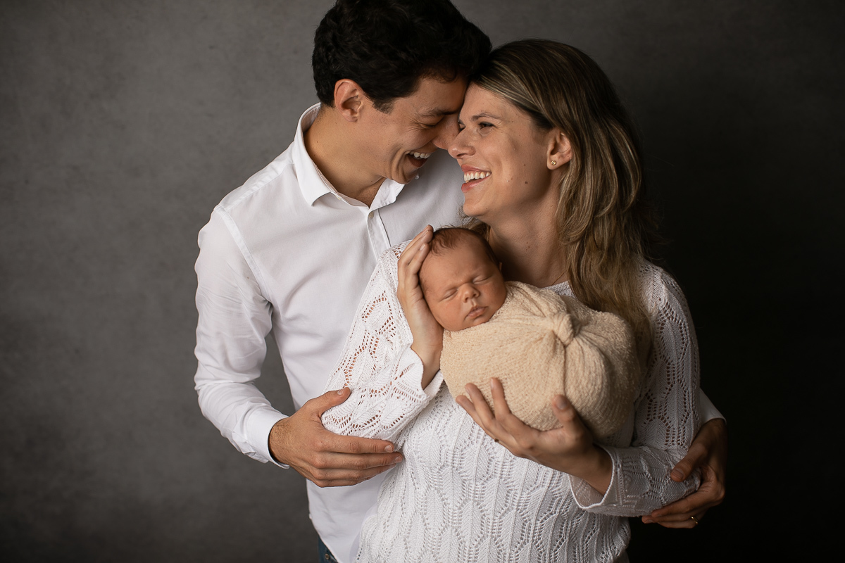 gustavo sousa fotografia faz ensaios e books de gestante e newborn em Curitiba e região. O Otávio foi fotografado em plena segurança e conforto. Muito amor foi dado aqui. Foto com os pais