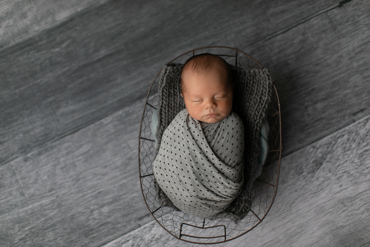 gustavo sousa fotografia faz ensaios e books de gestante e newborn em Curitiba e região. O Otávio foi fotografado em plena segurança e conforto. Muito amor foi dado aqui. Fundo fotográfico cinza. 