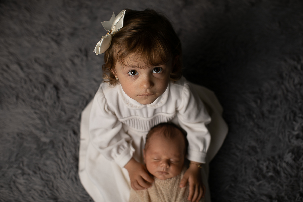 gustavo sousa fotografia faz ensaios e books de gestante e newborn em Curitiba e região. O Otávio foi fotografado em plena segurança e conforto. Muito amor foi dado aqui. Foto com a irmãzinha 