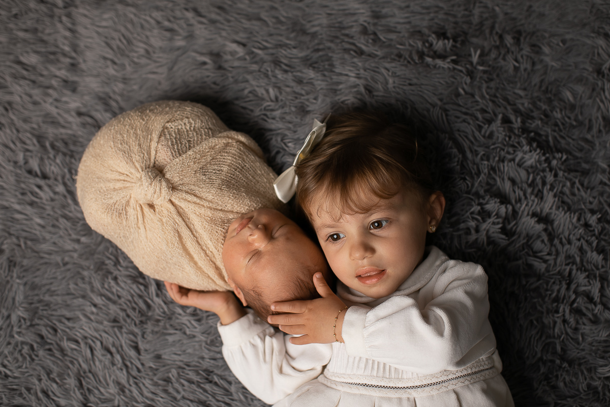 gustavo sousa fotografia faz ensaios e books de gestante e newborn em Curitiba e região. O Otávio foi fotografado em plena segurança e conforto. Muito amor foi dado aqui. Foto com a irmãzinha 