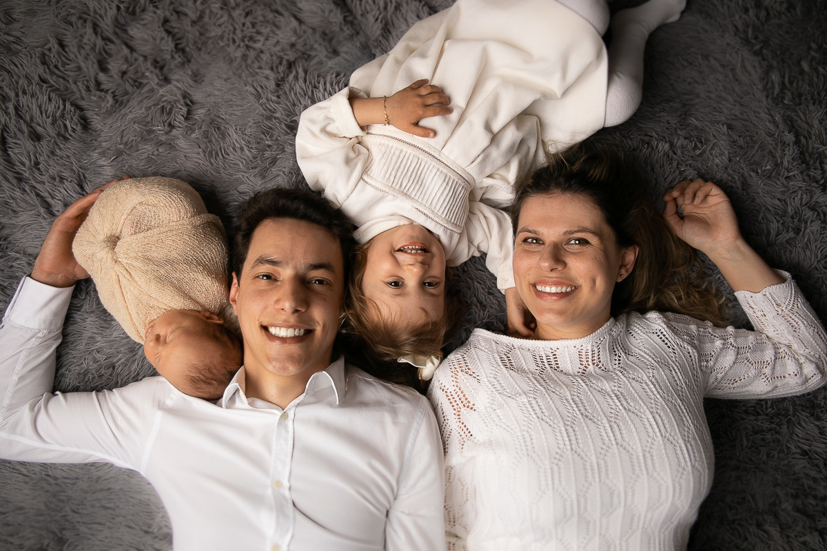 gustavo sousa fotografia faz ensaios e books de gestante e newborn em Curitiba e região. O Otávio foi fotografado em plena segurança e conforto. Muito amor foi dado aqui. Foto com a irmãzinha e família.